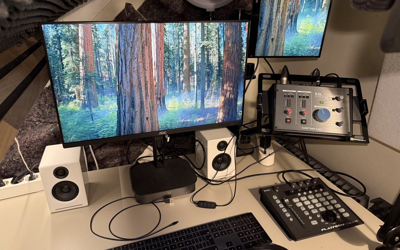 Werkplek met monitor en interface